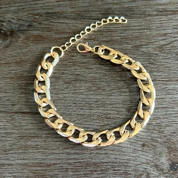 Stylish Gold Tone Cuban Link Bracelet - Picture 3 of 6